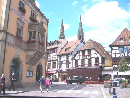 Obernai - Devant la Halle aux bls - Photo LE POGAM